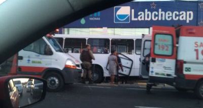 Acidente envolvendo um ônibus deixa vários feridos em Lauro de Freitas