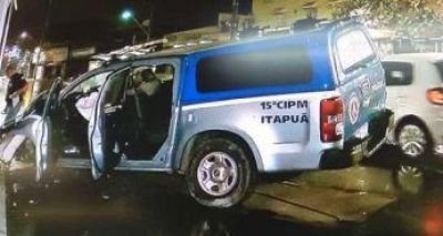 Viatura da PM colide com poste durante perseguição em Itapuã