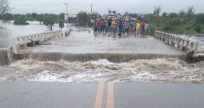 Após forte chuva, enchente toma conta de Riachão de Jacuípe; veja vídeo