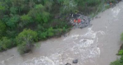 Bombeiro morre ao tentar resgatar família ilhada em Feira de Santana