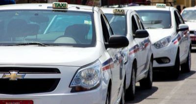 Taxistas bloqueiam passagem de Uber no Rio Vermelho: