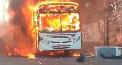 Grupo tenta assaltar ônibus e ação é frustrada pela PM; veículo foi incendiado