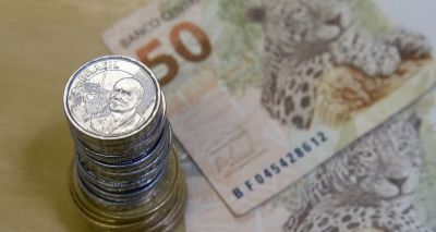 De olho no Reino Unido: dólar volta a operar em alta, cotado a R$ 3,39