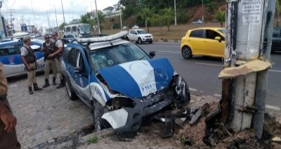 Viatura colide em poste durante perseguição e deixa feridos na Estrada do Coco