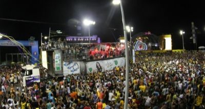 Policial é preso após atirar em folião durante carnaval na Barra