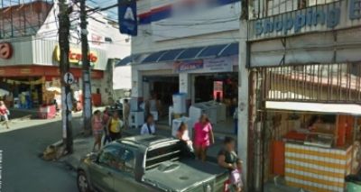 Grupo armado invade loja e rouba ao menos 500 celulares na Liberdade