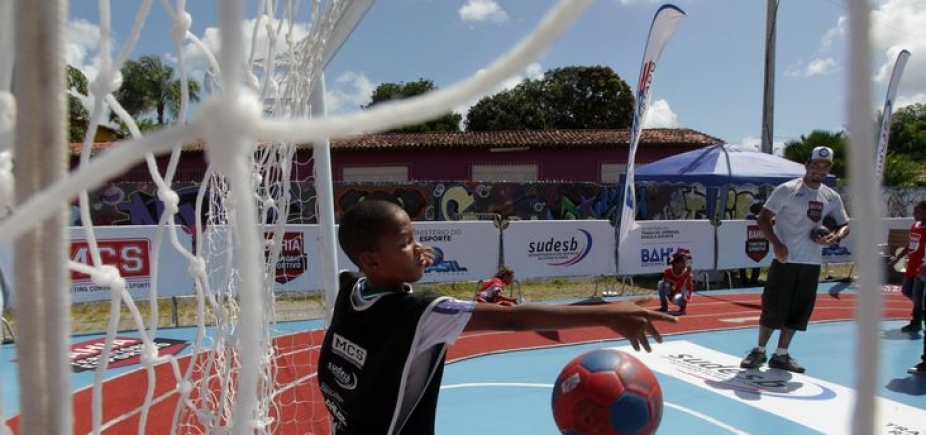 Aulas de esportes são ofertadas gratuitamente em clubes sociais de ...