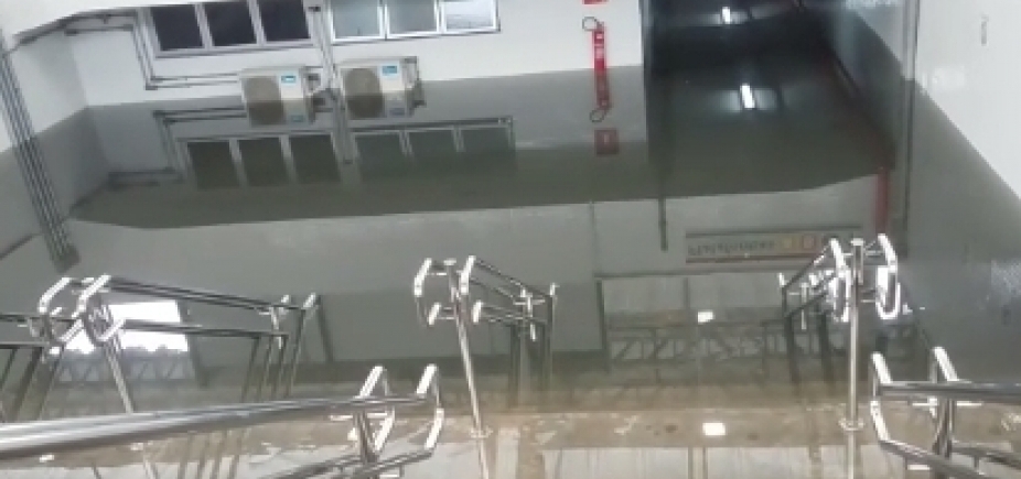 Resultado de imagem para Chuva alaga estação de ônibus da rodoviária de Salvador