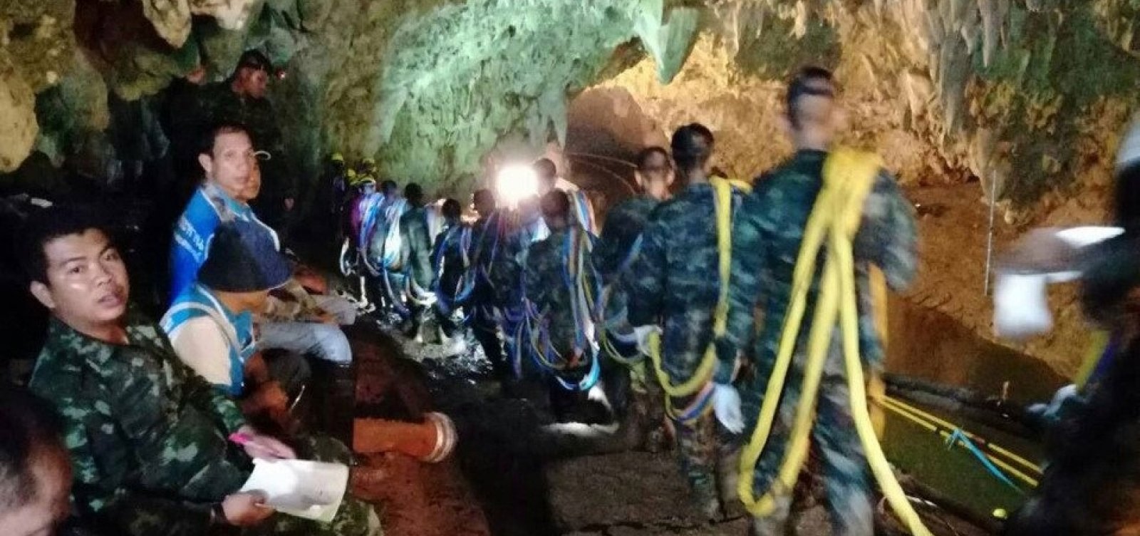 Resultado de imagem para Meninos comeÃ§am a sair de caverna na TailÃ¢ndia