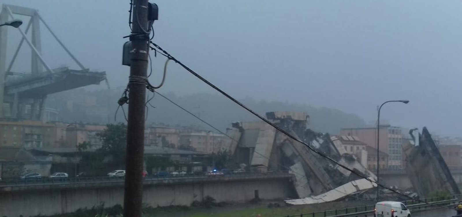 Resultado de imagem para Ponte desmorona em Gênova, na Itália, e deixa mais de 20 pessoas mortas