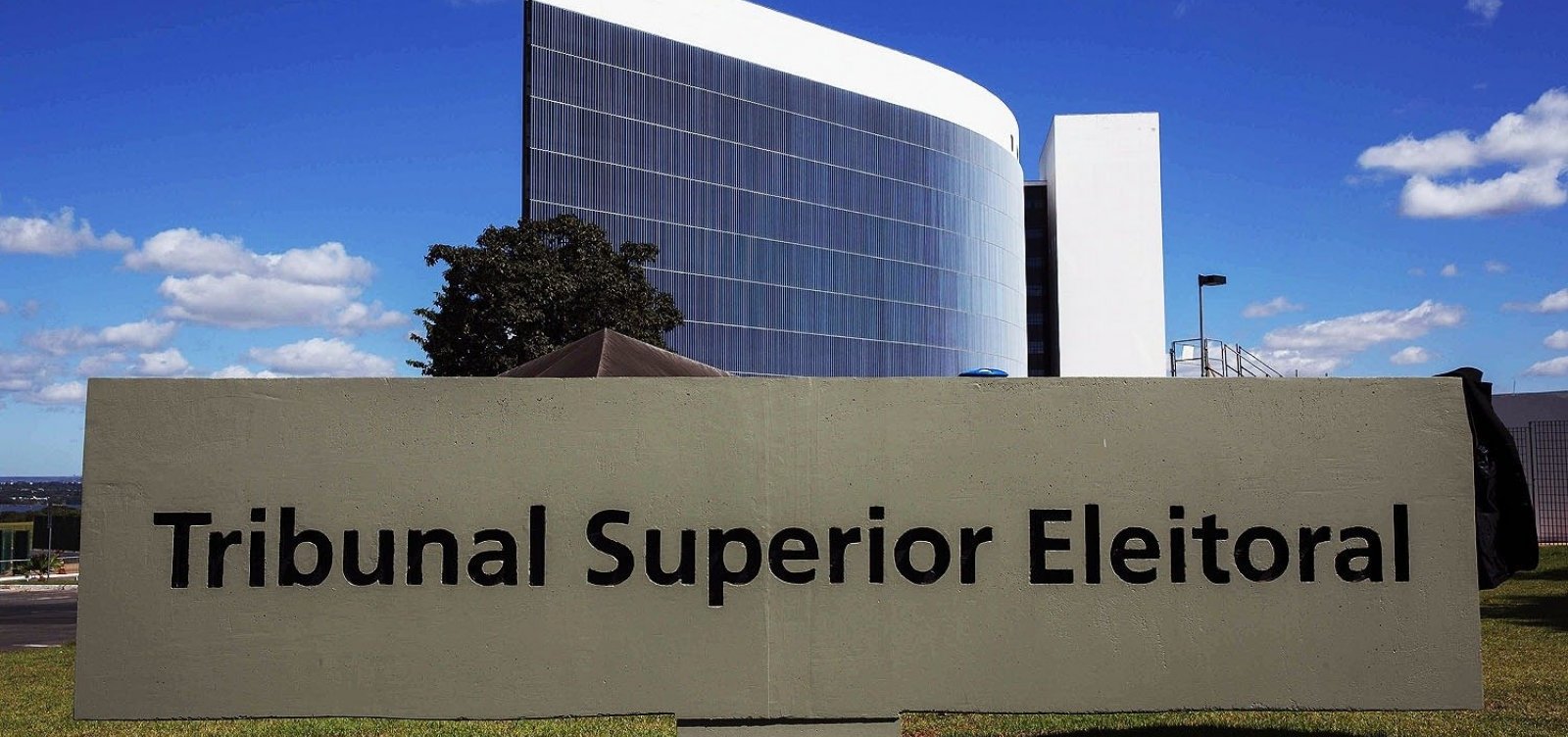 TSE apura imagens de eleitores com armas sobre urnas eletrônicas ...