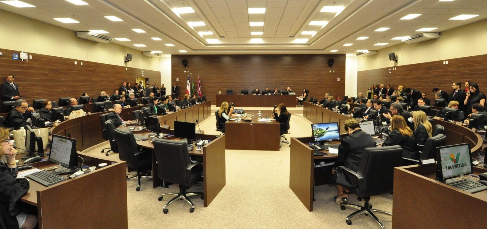 Presidente do TJ-BA manda segurança expulsar advogado do pleno - Metro 1