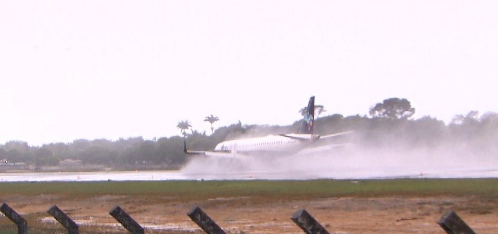 Resultado de imagem para Passageiros com voos cancelados por causa de chuva lotam Aeroporto de Porto Seguro