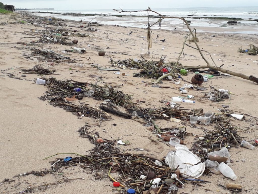 Vizinhos se juntam para limpar praia em Lauro de Freitas