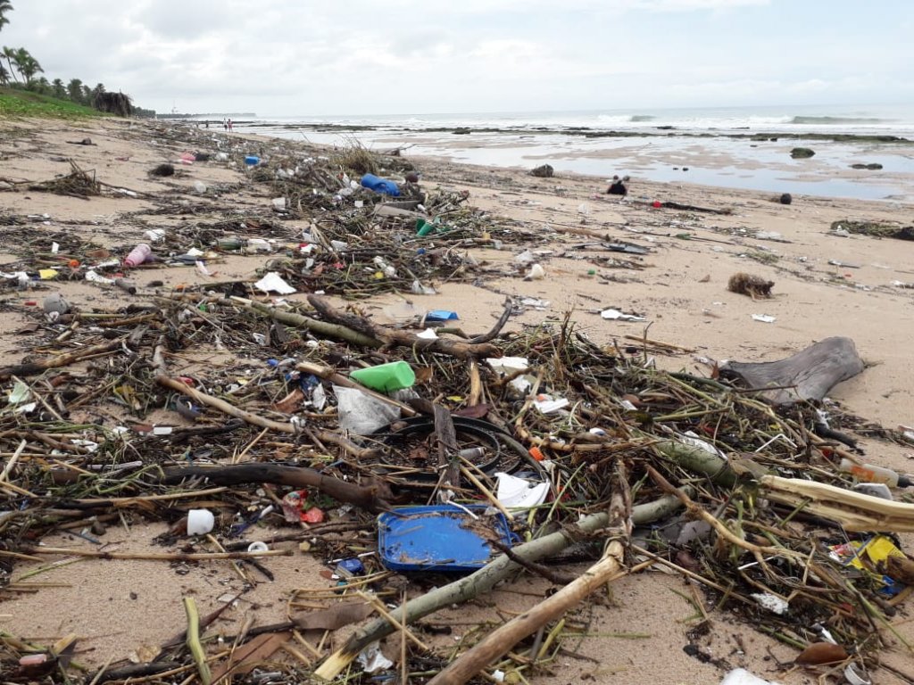 Vizinhos se juntam para limpar praia em Lauro de Freitas