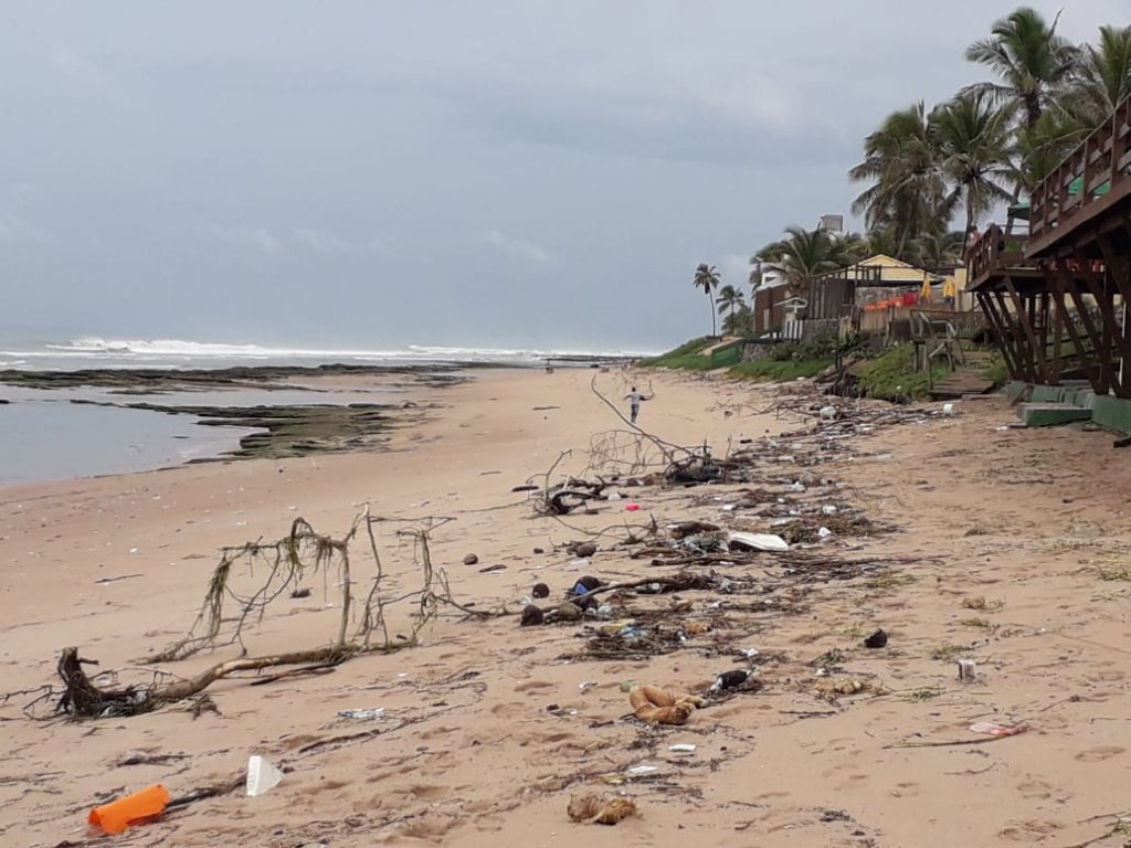Vizinhos se juntam para limpar praia em Lauro de Freitas