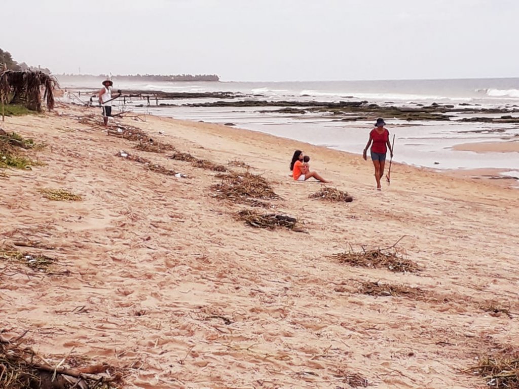 Vizinhos se juntam para limpar praia em Lauro de Freitas