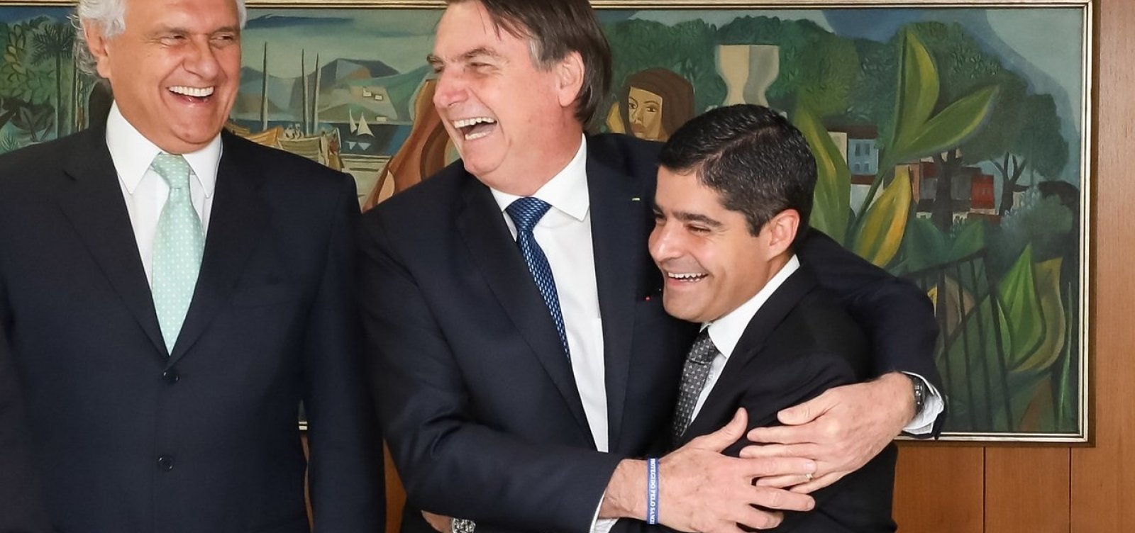 Foto de ACM Neto abraçado com Bolsonaro vira piada entre líderes  partidários - Metro 1