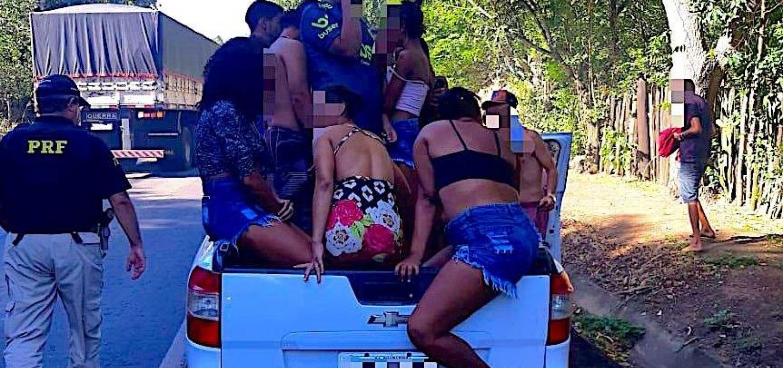 Resultado de imagem para Homem é preso por dirigir bêbado e levar 20 pessoas em caçamba de caminhonete