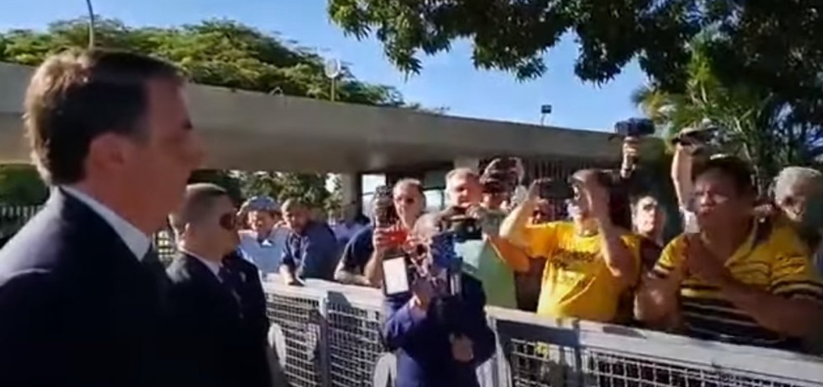 Bolsonaro incentiva apoiador após críticas a Rui e Neto na porta do Palácio  da Alvorada - Metro 1