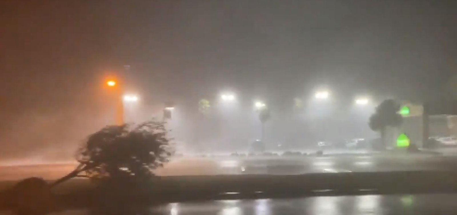 Furacão Laura atinge costa da Louisiana, nos EUA; ventos chegaram a 240 km/h - Metro 1