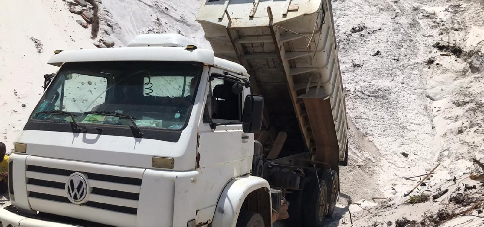 [Pol&iacute;cia prende cinco pessoas que retiravam areia de dunas em Jau&aacute;&nbsp;]