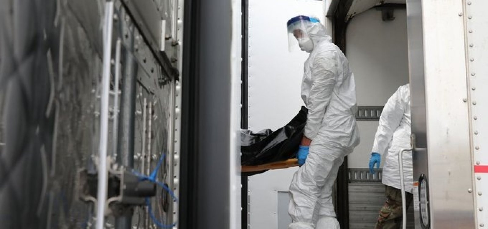 [650 corpos de v&iacute;timas do coronav&iacute;rus s&atilde;o guardados em caminh&otilde;es frigor&iacute;ficos desde abril nos EUA]