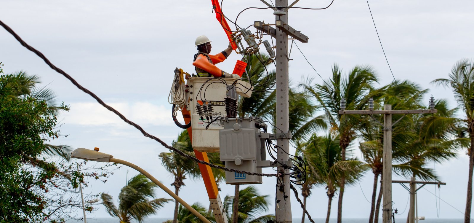 [Quedas de energia comprovam serviço de quinta categoria da Coelba]