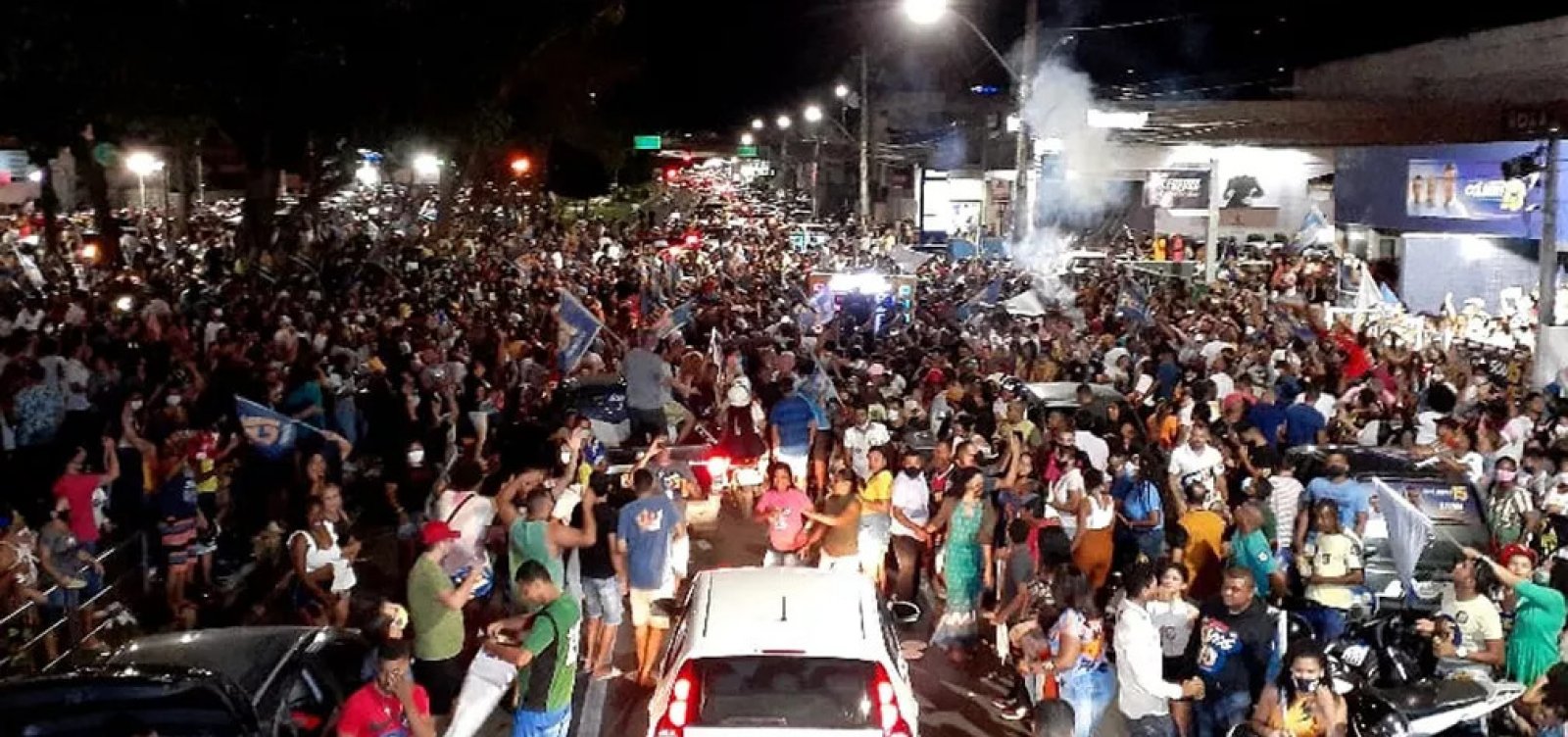 [Comemorações de reeleição dos prefeitos em Feira de Santana e Vitória da Conquista geram aglomerações]