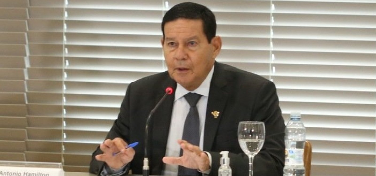 [Governo espera vacinar 150 milhões de brasileiros contra Covid até o fim de 2021, diz Mourão ]