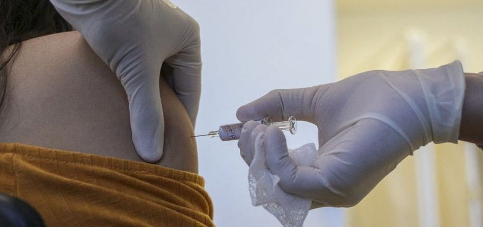 [Vacina de Oxford contra Covid é a primeira a ter resultados da 3ª fase de testes publicados em revista científica ]