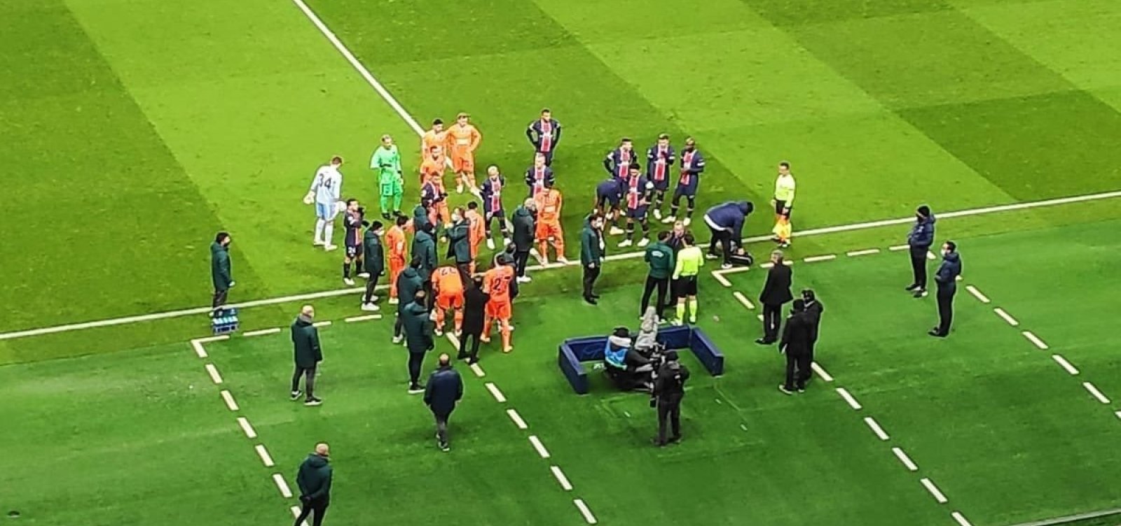 [Atacante acusa árbitro de racismo, e jogadores do PSG e Istanbul abandonam partida]