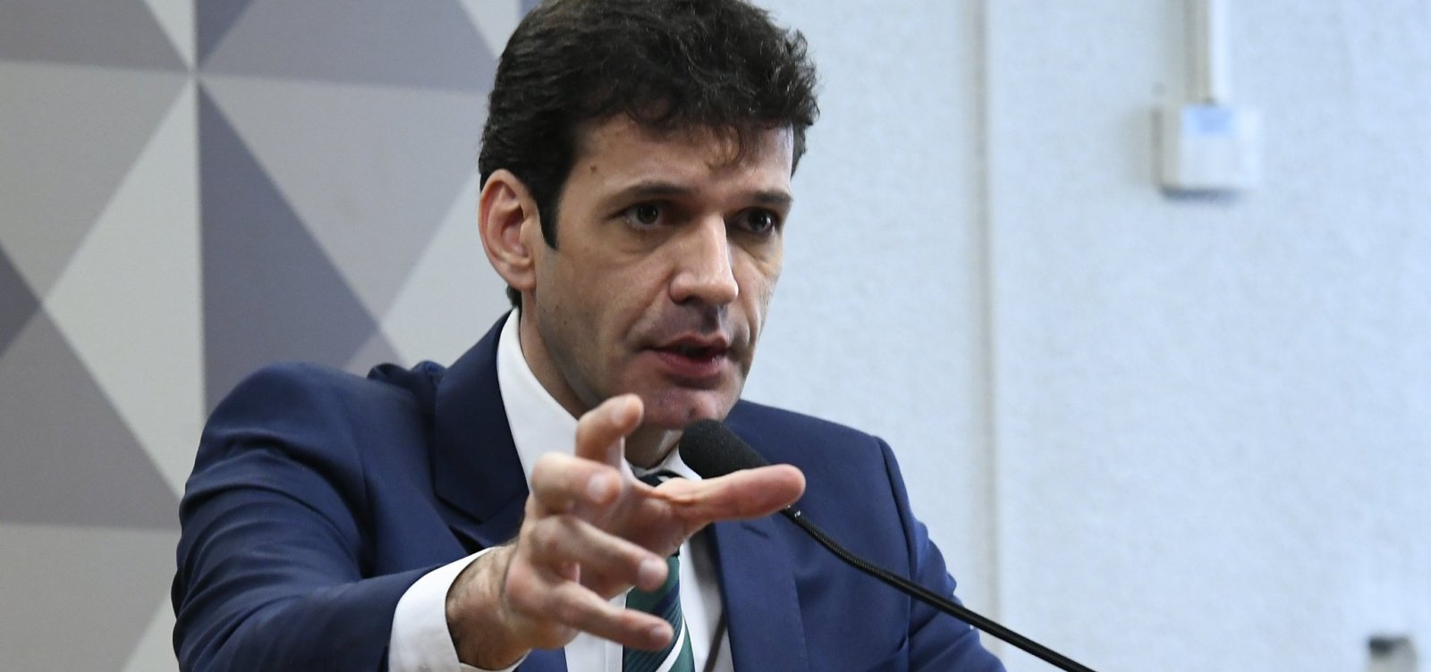 [Bolsonaro decide pela demissão de ministro do Turismo]