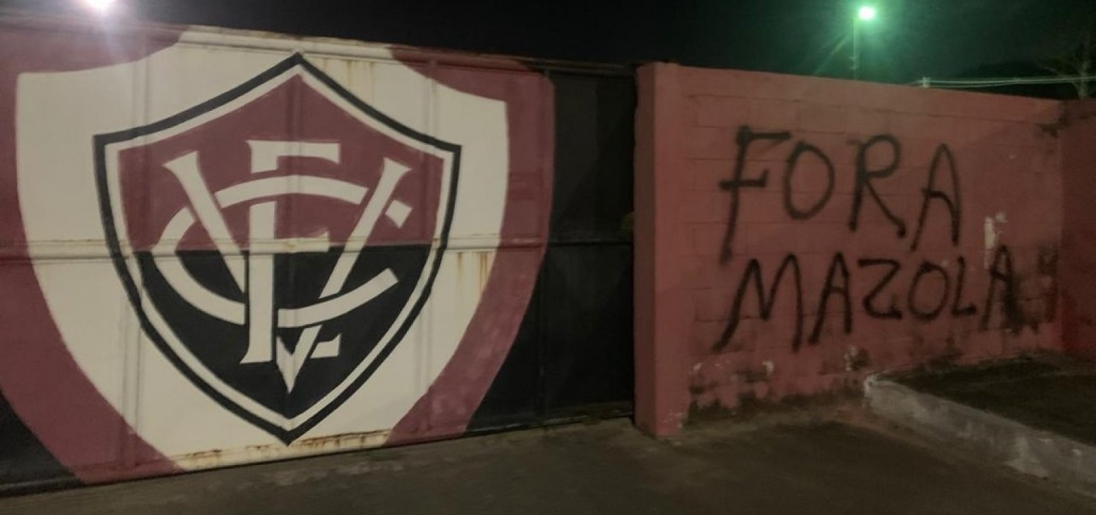 [Muros do Barradão amanhecem pichados com 'Fora Mazola']