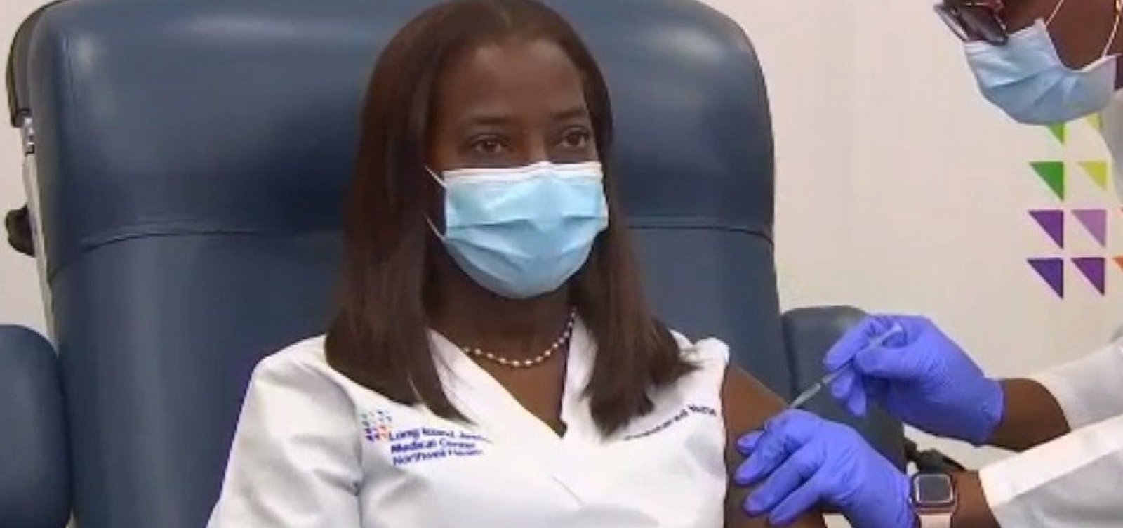 [Enfermeira é 1ª pessoa a ser vacinada contra a Covid-19 em hospital de Nova York]
