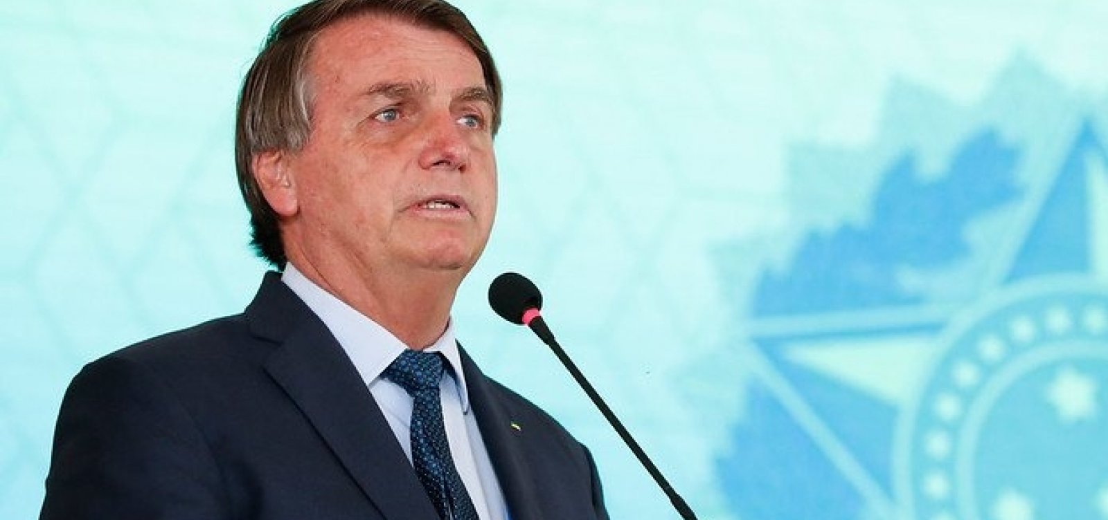 [Bolsonaro diz que cheques depositados por Queiroz eram para ele, não para Michelle]