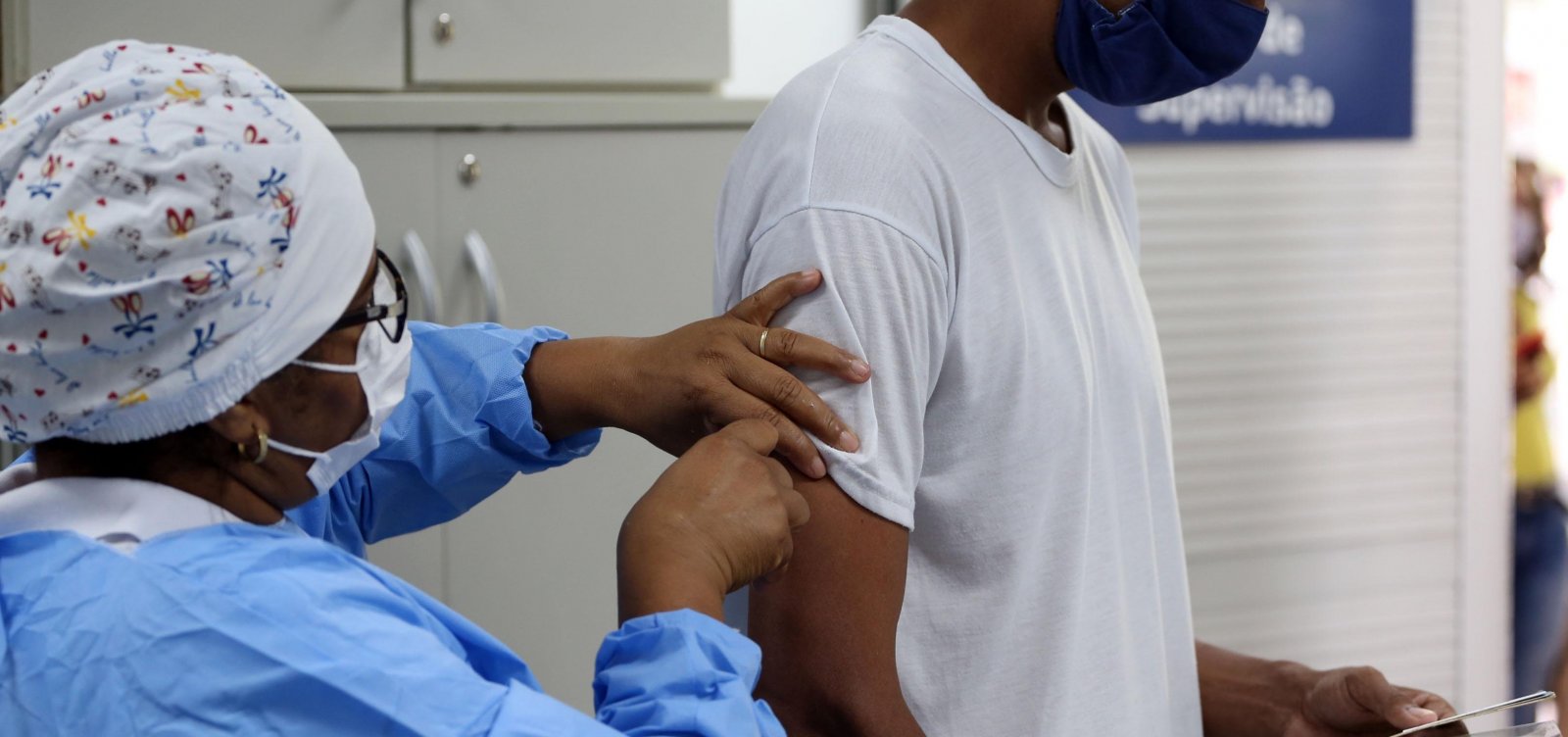 [Agência reguladora da União Europeia autoriza uso da vacina da Pfizer ]