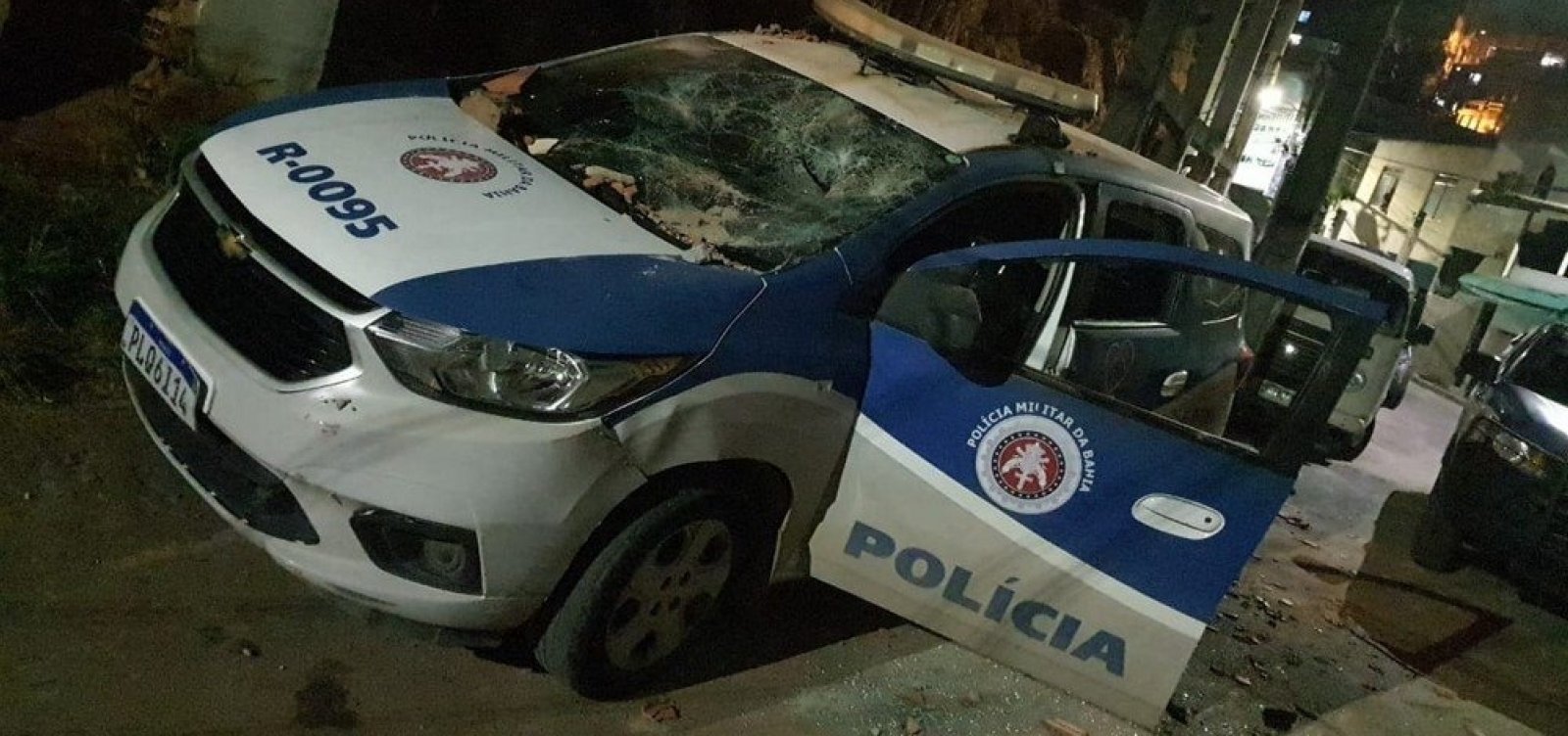 [Viatura da PM é depredada no bairro da Vila Canária]