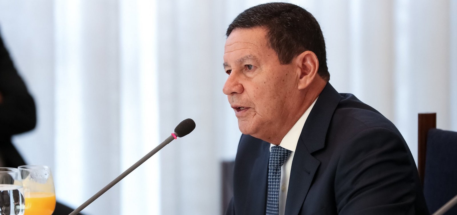 [General Mourão é diagnosticado com coronavírus]