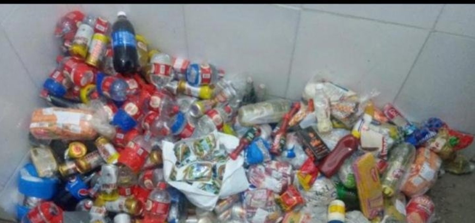 [Polícia impede arremesso de 215 latas de cervejas para presos na Mata Escura]