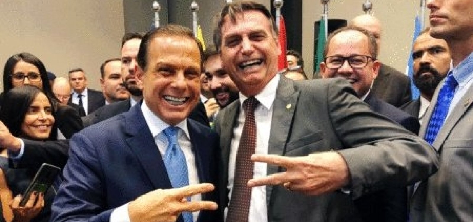 [Ap&oacute;s in&iacute;cio da vacina&ccedil;&atilde;o, popularidade de Bolsonaro cai e de Doria cresce]