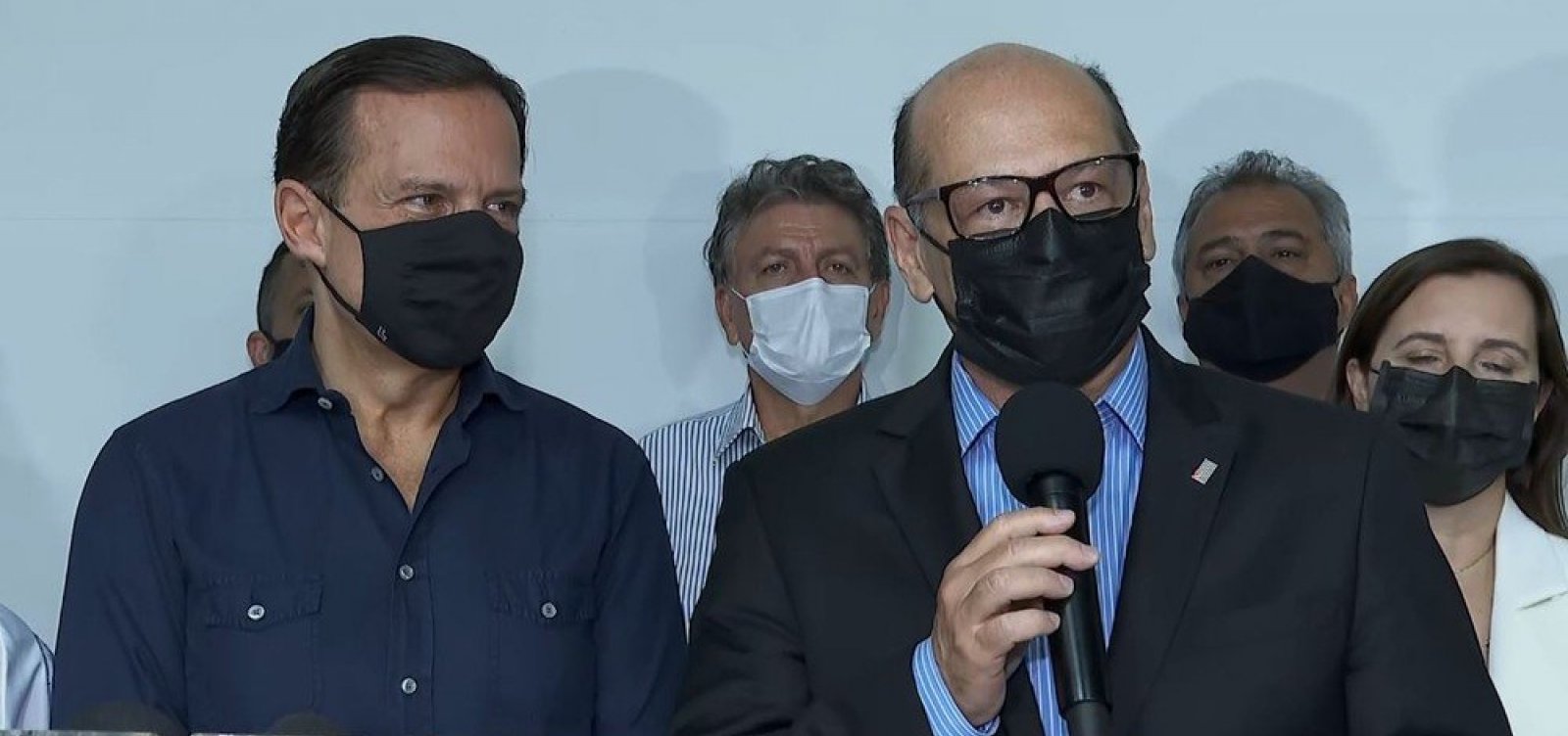 [CoronaVac: Diretor do Butantan pede que Bolsonaro tenha 'dignidade' para negociar insumos com a China]