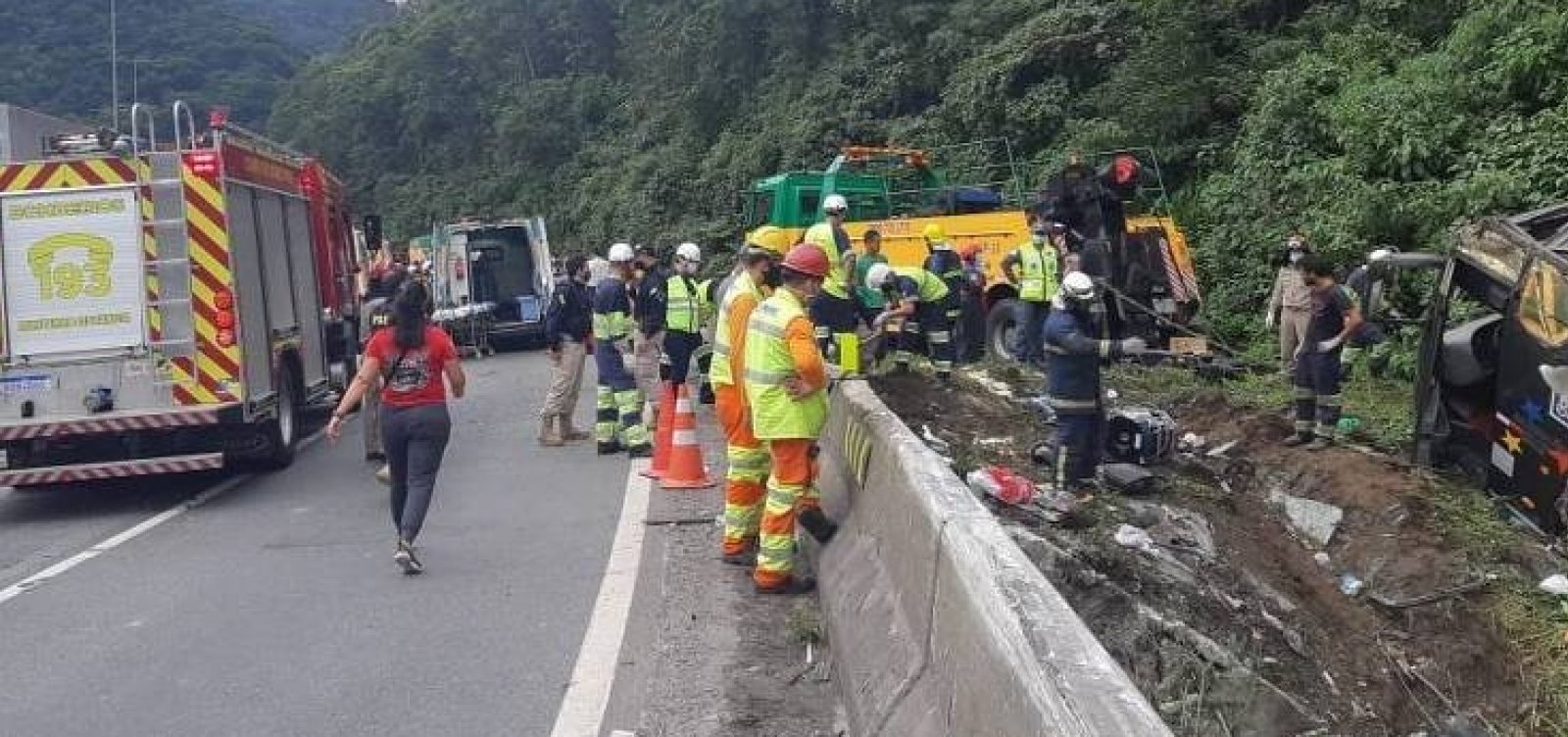 [Acidente com ônibus de turismo no Paraná deixa ao menos 21 mortos e 33 feridos ]