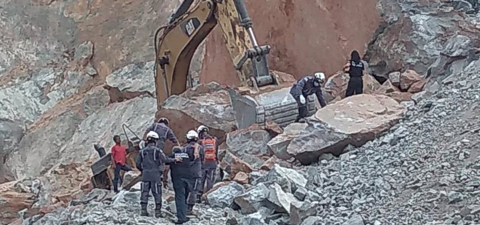 [Homem morre após desabamento em pedreira em Lauro de Freitas]