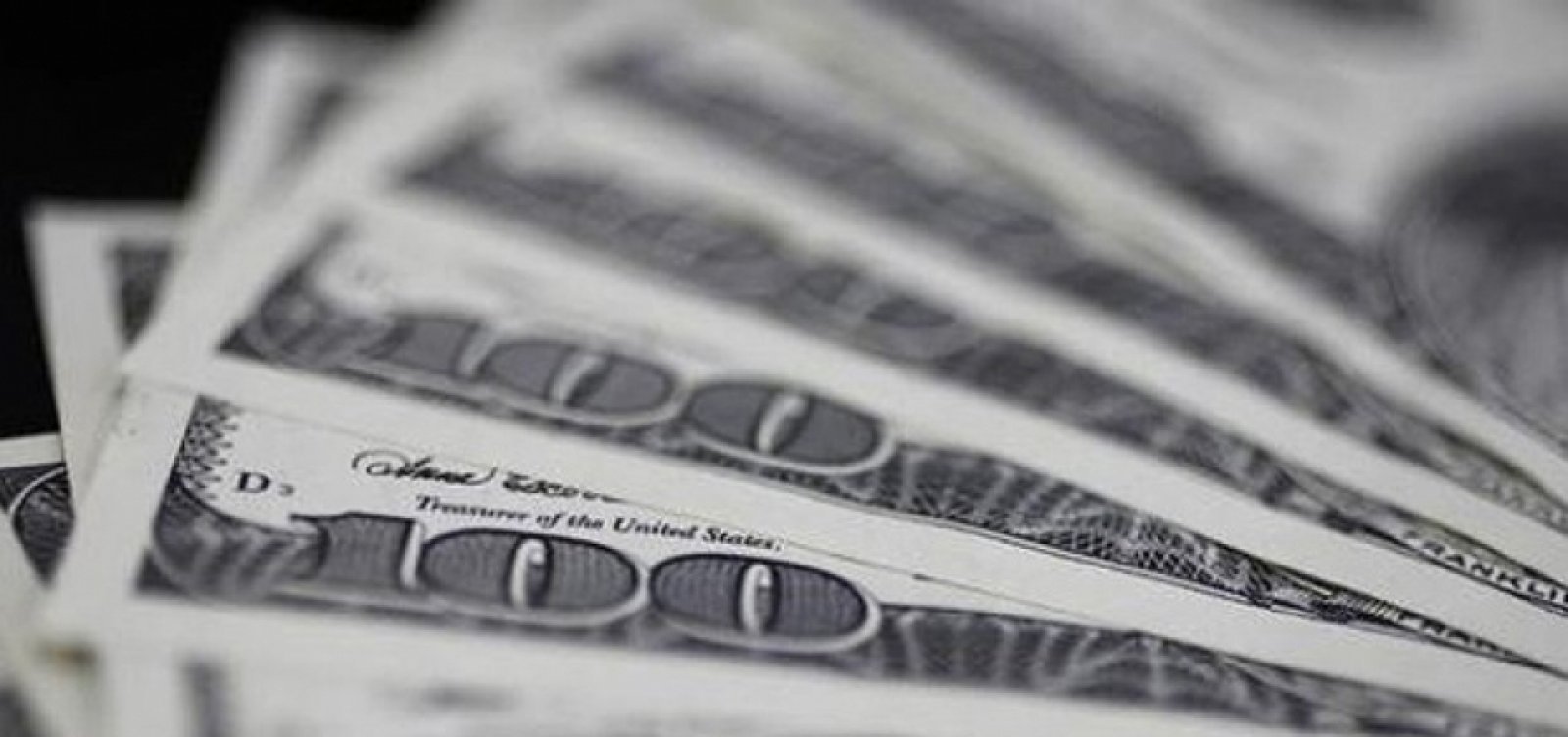 [Com piora do exterior, d&oacute;lar fecha em alta de 0,30%]