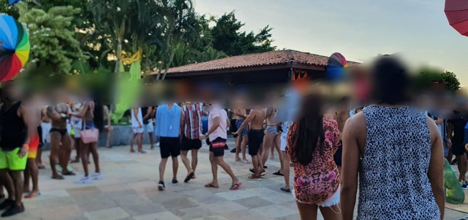 [Pol&iacute;cia encerra evento com 100 pessoas em Lauro de Freitas]