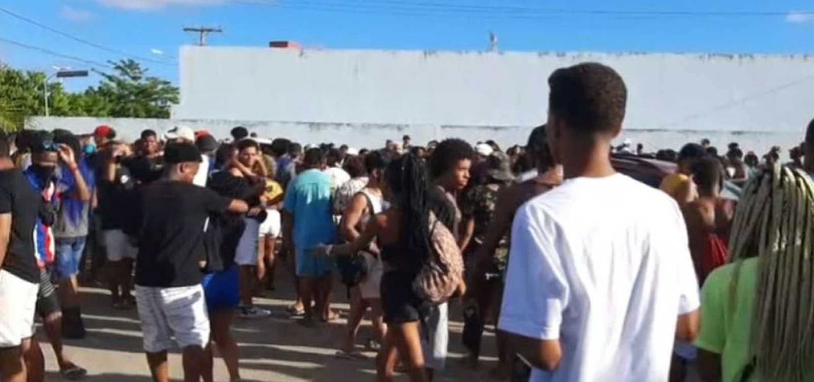 [Pol&iacute;cia encerra festa clandestina com 400 pessoas em Itapu&atilde;]