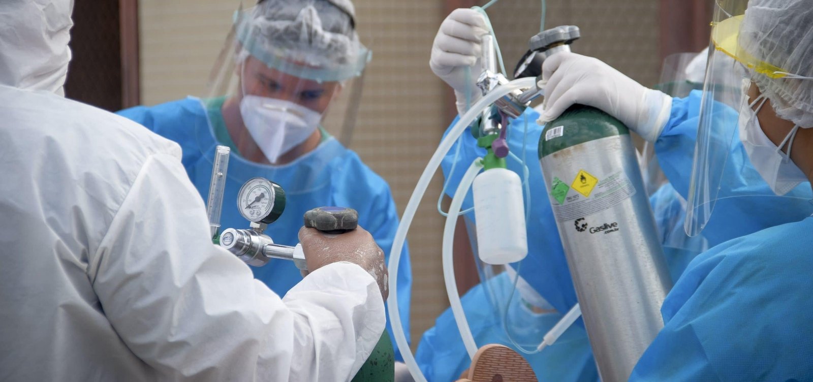 [Brasil se aproxima de 240 mil mortes por Covid-19, diz cons&oacute;rcio de imprensa]