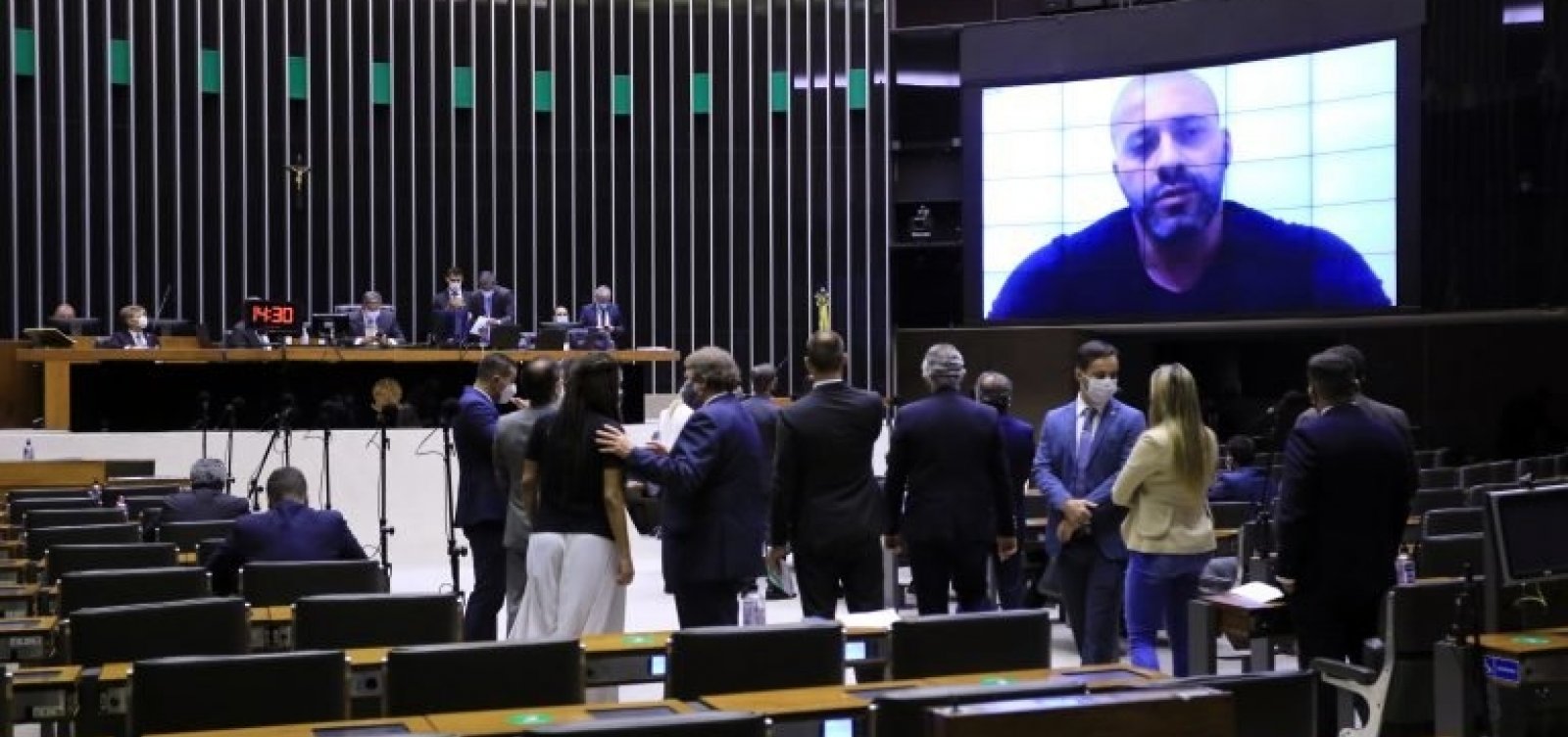 [Câmara confirma decisão do STF e mantém prisão de deputado bolsonarista]