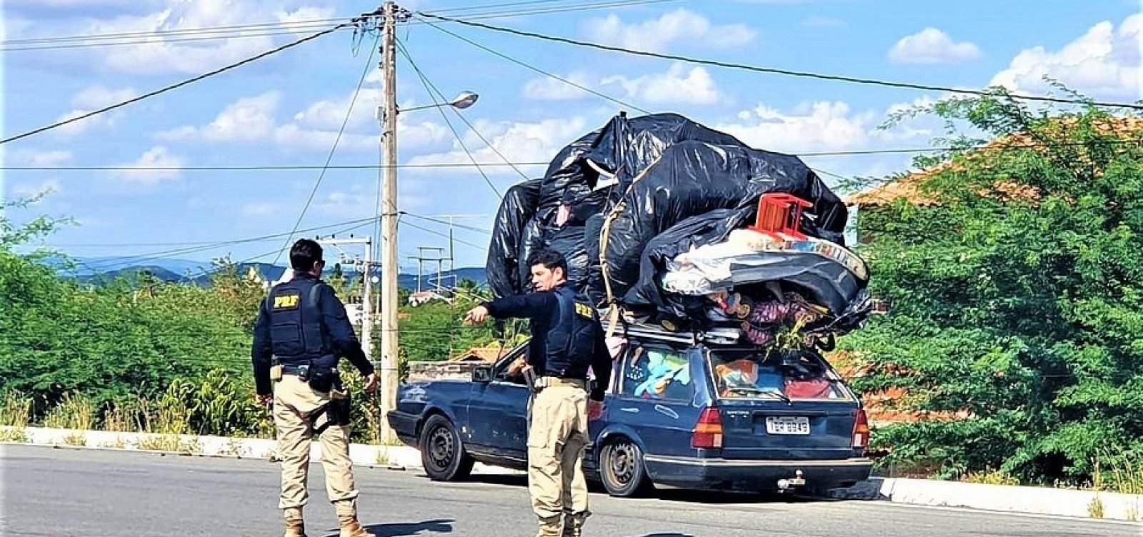 [Paulo Afonso: PRF flagra carro com mudan&ccedil;a no teto e superlota&ccedil;&atilde;o]